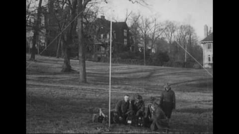Signal corps send message through radio field pack set - 1918 Vidéo 86438756