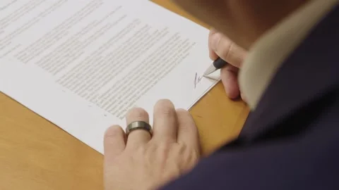 Signing a document 스톡 동영상 139070305