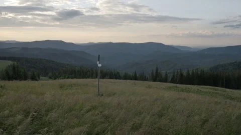 Signpost of hiking trails indicating the direction on the background of mountain Vídeos de archivo 77620451