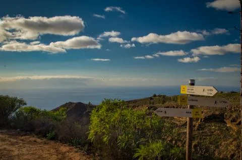 A signpost on a mountain path Foto stock