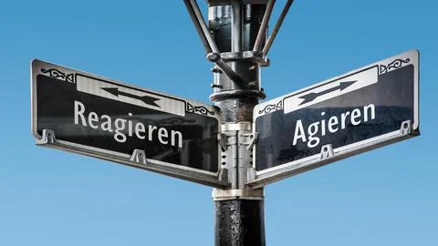 Signposts the direct way to Act versus React Foto stock
