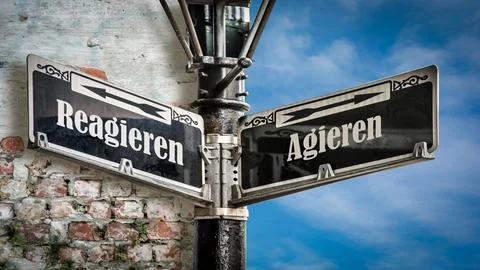 Signposts the direct way to Act versus React Foto stock