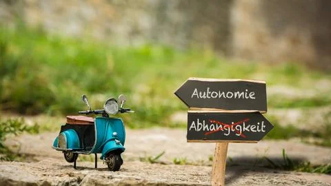 Signposts the direct way to Autonomy versus Dependency Foto stock