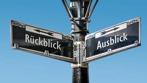 Signposts the direct way to foresight versus review Stock-Fotos