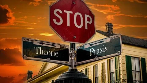 Signposts the direct way to practice versus theory Foto stock
