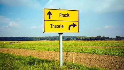 Signposts the direct way to practice versus theory Foto stock