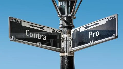 Signposts the direct way to pros versus cons 스톡 사진