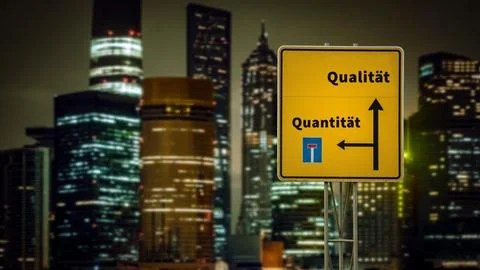 Signposts the direct way to quality versus quantity Foto stock