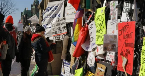 Signs and Flags at Ottawa Protest Vídeo Stock 170303974