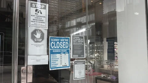 Signs on closed retail stores in devastating COVID pandemic recession Vídeo Stock 147958422