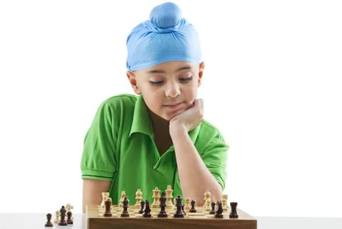Sikh boy playing chess Foto stock
