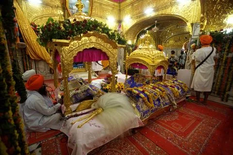 Sikh cleric reading scriptures ; celebrations consecration of perpetual Gu... Foto stock
