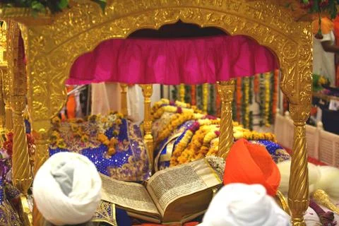 Sikh cleric reading scriptures ; consecration of perpetual Guru Granth Sah... Foto stock