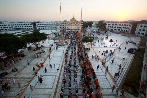 Sikh devotees in queues during celebration of consecration of perpetual Gur.. Foto stock