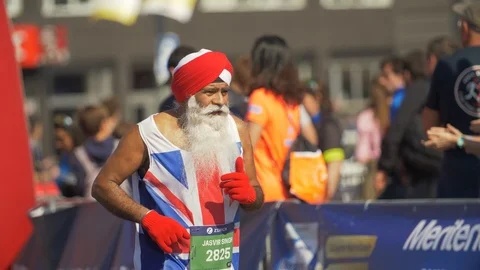 Sikh Old Man with long white beard running a Marathon in Barcelona. Video stock 109304250