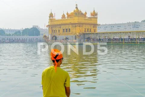 Sikh pilgrim praying in holy tank near Golden Temple (Sri Harmandir Sahib), A Stock Photos