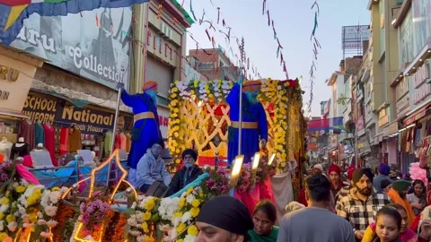 Sikh procession celebrating Guru Gobind Singh Jayanti 스톡 동영상 299792043
