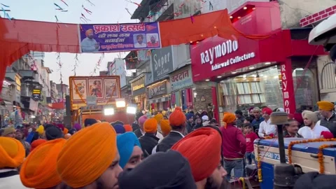 Sikh procession celebrating Guru Gobind Singh Jayanti Stock Footage 299792046