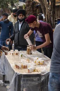 Sikhs distributing refreshments Foto stock
