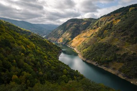 The Sil River separates the provinces of Lugo and Ourense in the Ribeira Sacr Foto stock