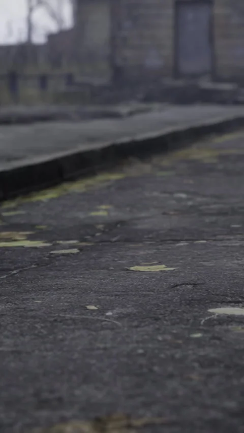 Silent pathway with peeling surfaces and scattered autumn leaves in background Vidéo 326162482