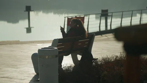 Silent watcher greets dawn. Calm reflection on morning harbor waters. Quiet 库存影片 335545718