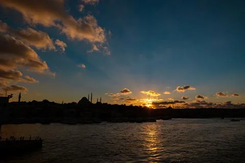 Silhoeutte of Istanbul at sunset with dramatic clouds and sunrays Foto stock