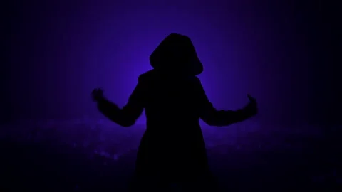 Silhouette of alien dancing on dark backdrop. Funny meme footage of humanoid on Vídeos de archivo 200409741