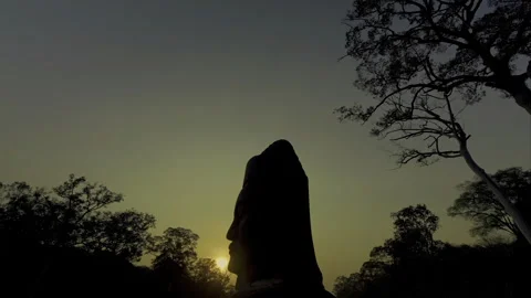 Silhouette of ancient stone face at sunset in Angkor Thom 库存影片 331957505