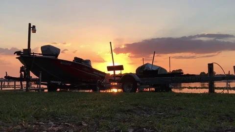 Silhouette of boats in sunset Vídeos de archivo 73356314