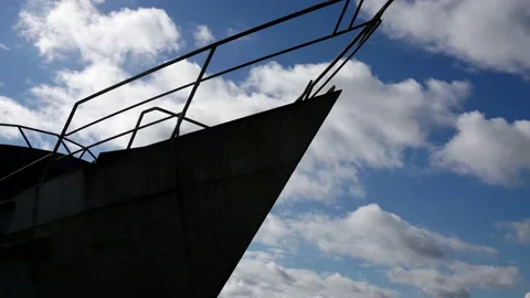 The silhouette of the bow of the ship against the cloudy sky, it stands on the Vidéo 217429498