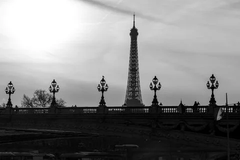 Silhouette of the bridge and the Eiffel Tower in Paris Foto stock