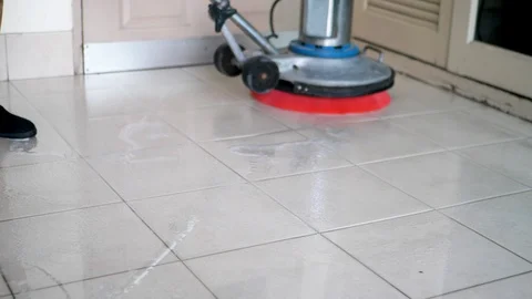 Silhouette cleaning floor with machine. 4K UHD Vídeos de archivo 87545186