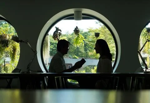Silhouette of Couple in Circular Window Frame Foto stock