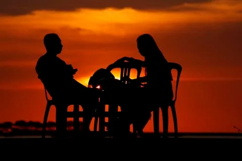 Silhouette of a couple 库存照片