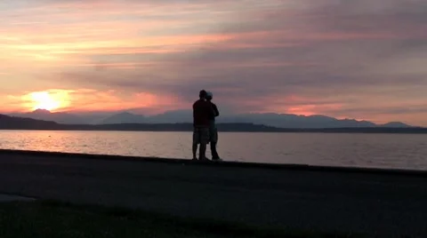Silhouette Couple at Sunset Video stock 8736914