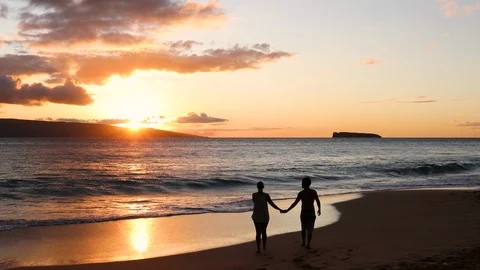 Silhouette of couple at sunset Video stock 120476147