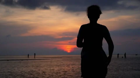 Silhouette of Couple on Vacation on Beach at Sunset Video stock 45706400