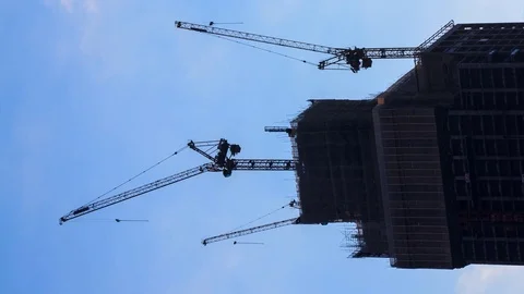 Silhouette Crane On Building Construction Site 4K Time Lapse (vertical screen) Vídeos de archivo 74349993