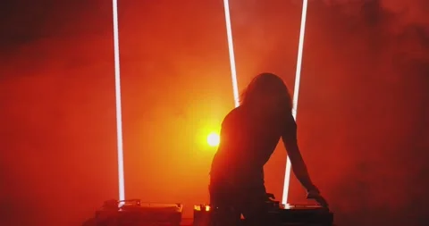 Silhouette of dancing deejay young guy rocking party up in red light in smoke in Vídeos de archivo 158326575