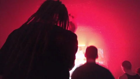 Silhouette of a dancing man with dreadlocks. Drum and bass dance, stepping 스톡 동영상 88210569