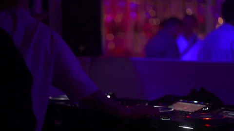 Silhouette of DJ Hands Scratching and Mixing on Pioneer Jog Wheel 4K Vídeos de archivo 335140342