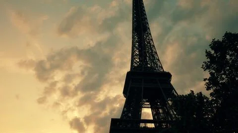 Silhouette of the Eiffel Tower against clouds in the evening in Paris Foto stock