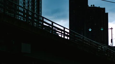 Silhouette of Elevated Highway Bridge Against Dusk Sky with City Skyscraper.. Fotos de archivo