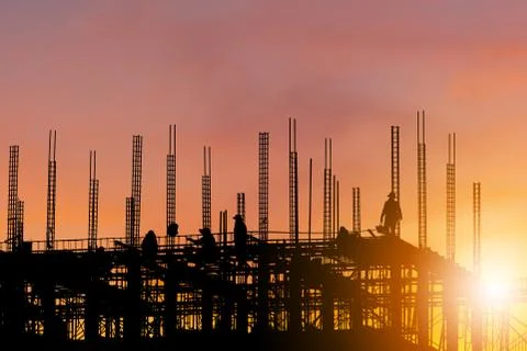 Silhouette Engineer and worker on building construction site with clipping path Fotos de archivo