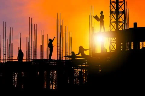 Silhouette Engineer and worker on building construction site with clipping path Fotos de archivo