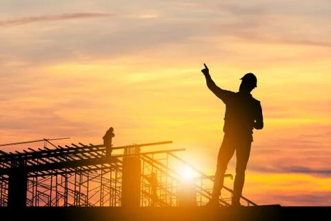Silhouette of Engineer man with clipping path and worker on building site, co Stockfoto's