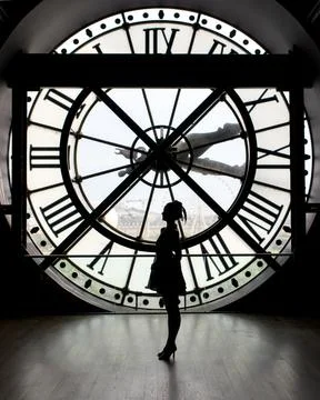 Silhouette in Front of Giant Clock at Musee d'Orsay Paris Foto stock