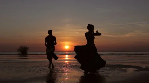 Silhouette girl dancing exotic dance with drummer 스톡 동영상 55572053