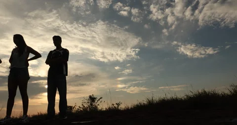 Silhouette of Lovers on Hill 库存影片 340444962